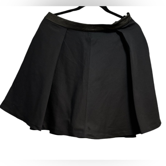 Alice + Olivia Employed cover leather blk  Mini Skirt - Picture 1 of 10